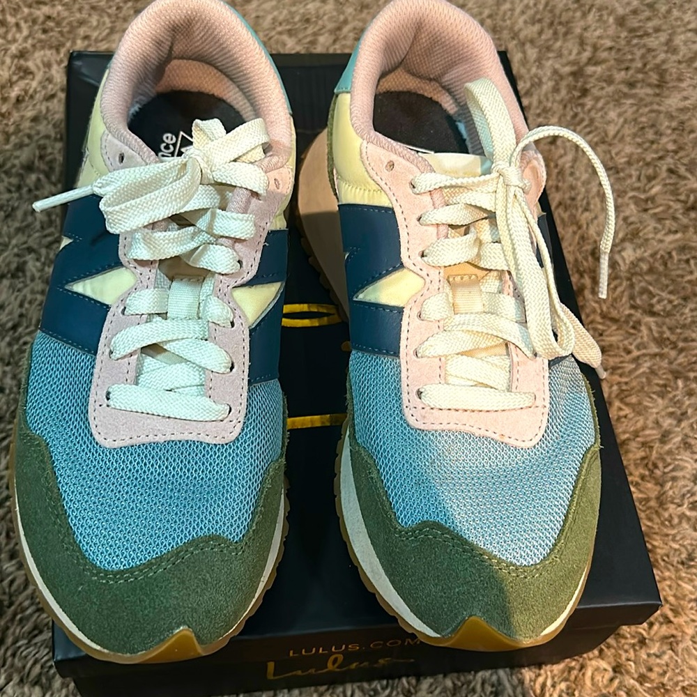 New Balance sneakers size 6.5. New balance 237